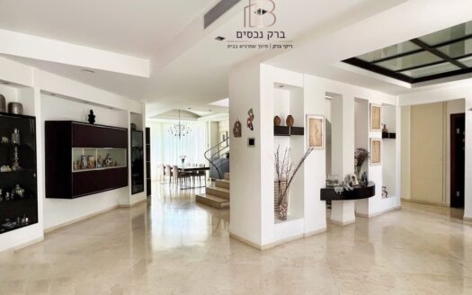 בייצוג בלעדי – למכירה!!! חשיפה ראשונה לבית בודד המשתרע על 705 מ״ר יחיד ומיוחד במינו !!!