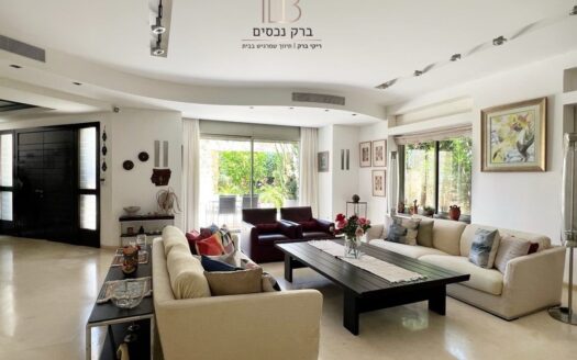 בייצוג בלעדי – למכירה!!! חשיפה ראשונה לבית בודד המשתרע על 705 מ״ר יחיד ומיוחד במינו !!!