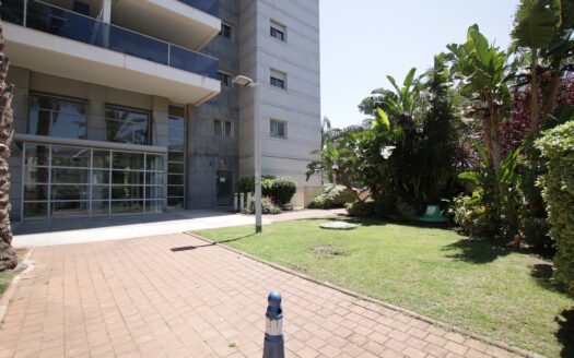 בייצוג בלעדי – למכירה!!! בשכונת הפרפר בבניין מבוקש, דירת 4 חדרים חדישה יפה ושמורה! מרפסת שמש 14 מ"ר עם נוף פתוח ועוצר נשימה!!!