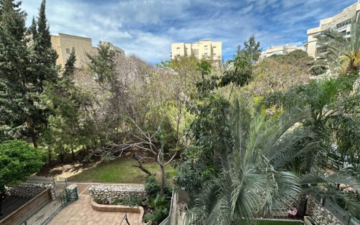 בייצוג בלעדי – למכירה!!! בשכונת נווה גנים קרית מוצקין, דירת 4 חדרים משופצת ומקסימה! ממ"ד, מרפסת שמש מקסימה לנוף ירוק!