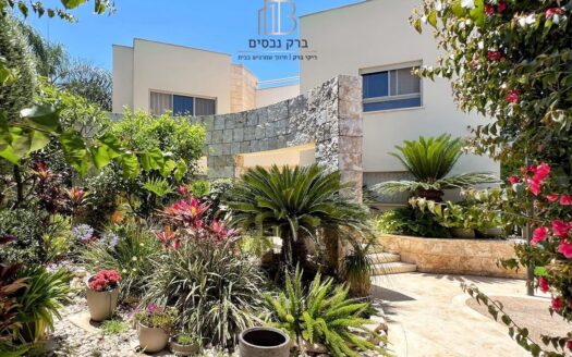 בייצוג בלעדי – למכירה!!! חשיפה ראשונה לבית בודד המשתרע על 705 מ״ר יחיד ומיוחד במינו !!!