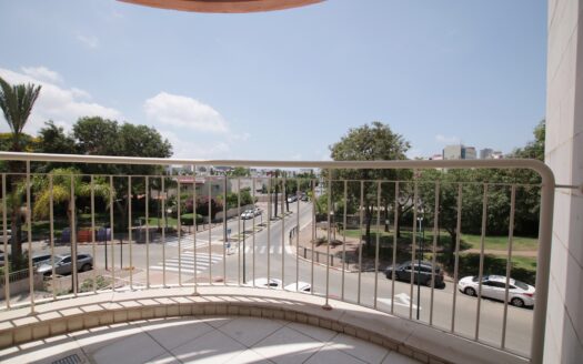 בייצוג בלעדי – למכירה!!! בשכונת הפרפר דירת 5 חדרים מרווחת ושמורה! 2 מרפסות שמש!