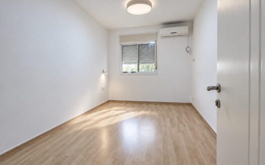 בייצוג בלעדי – למכירה!!! בשכונת נווה גנים היוקרתית מיני קוטג' מקסים 6 חדרים! גינה פסטורלית ושקטה כ-80 מ"ר עם עצי פרי !!!